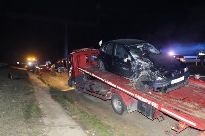 La col·lisió amb un senglar va provocar que aquest turisme bolqués ahir a la nit a l’N-240 a Torregrossa.