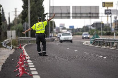 El 71% de conductors reconeix parlar per telèfon mentre condueix