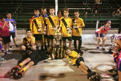 Los jugadores del COA, con el trofeo logrado en San Juan.