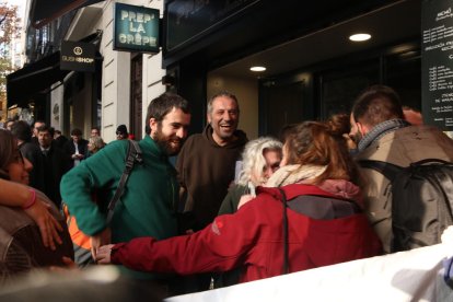 Los anticapitalistas detenidos en el momento que salen de la Audiencia Nacional.