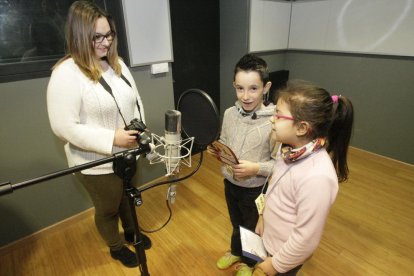 Recitar poesía, hacer fotografías o participar en una tertulia televisiva, algunas de las actividades que hicieron los alumnos en el Magical. 