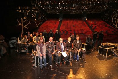 Puri Terrado, Llorenç Corbella, Àngel Ros, Montse Parra y Josep Lluís Torrelles presentaron ayer en la Llotja la nueva temporada escénica.