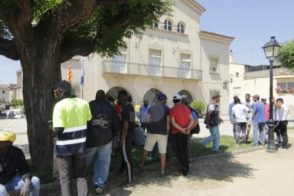 Temporeros este jueves en la plaza del ayuntamiento de Seròs.