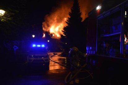 Efectius treballaven en l’incendi, ahir a la nit, a Casarilh.