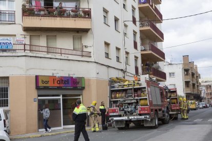 Cinc dotacions dels Bombers van treballar en les tasques d’extinció de l’incendi de Guissona.