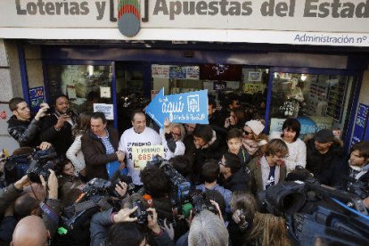 Una multitud de periodistes va acudir ahir a l’administració madrilenya que va vendre el primer premi de la loteria de Nadal, situada al passeig de l’Esperanza.