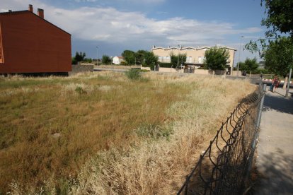 Imagen de un solar en el centro de una zona urbanizada en el municipio de Torrefarrera.