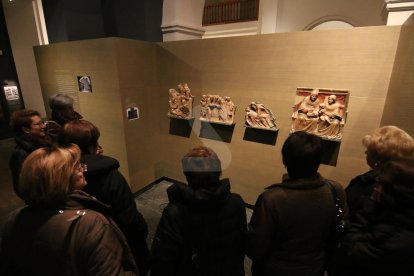 Visitants del Museu de Lleida observen aquest dimarts les obres originàries de Sixena.