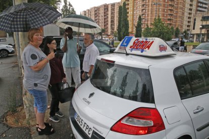 Alumnes i professors d'autoescola aquest dilluns al pàrquing del Camp d'Esports de Lleida.