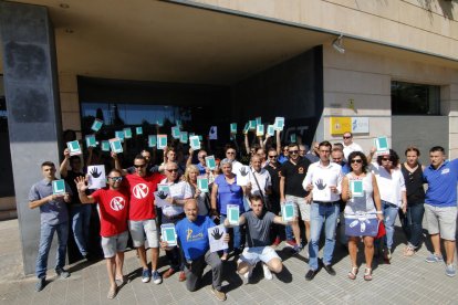 Imatge d’una concentració d’autoescoles al juliol davant la seu de la DGT a Lleida.