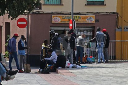 Veïns del Centre Històric denuncien la presència de 'manters' a la plaça del Dipòsit