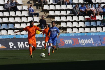 Carlos Doncel, en una acció durant un partit de la temporada passada al Camp d’Esports.