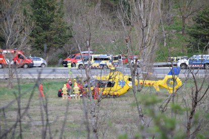 Uno de los helicópteros trasladados ayer a Les Valls de Valira, que evacuaron al Arnau y al Parc Taulí de Sabadell a las dos niñas. 