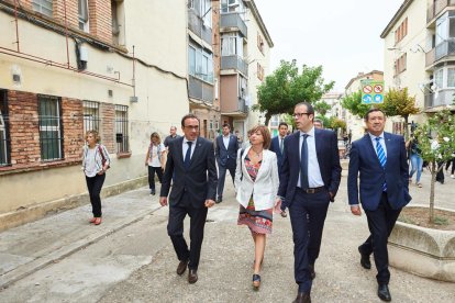 Un moment de la visita d'autoritats als blocs Sant Isidori de Mollerussa.