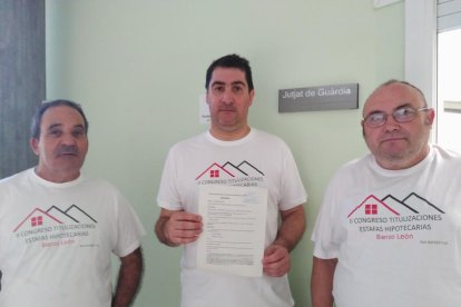 Tres dels quatre denunciants, ahir al Jutjat de Guàrdia.