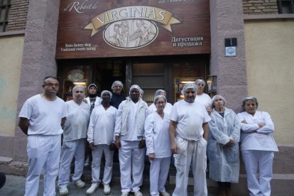 Empleados de la fábrica de Virginias de Pardinyes, ayer al acabar el turno matinal en la puerta de acceso por la calle Pintor Garcia Lamolla.