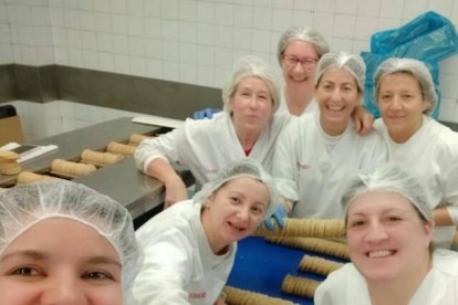 Las trabajadoras de Pardinyes, en el día del cierre de la planta.