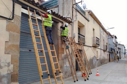 Instal·lació de fibra en una població de Lleida.