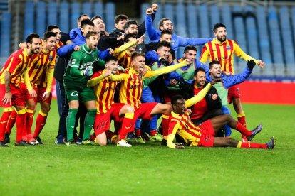 Los jugadores de la Lérida celebran su clasificación en los octavos de la Copa.