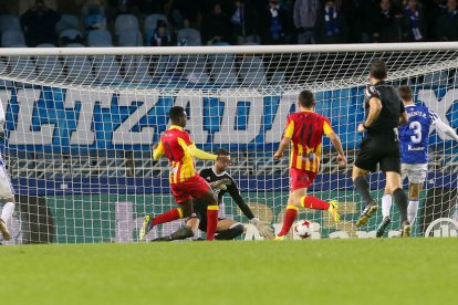 La jugada en la qual el porter donostiarra va fer caure Mousa i va donar pas al penal del 2-2.