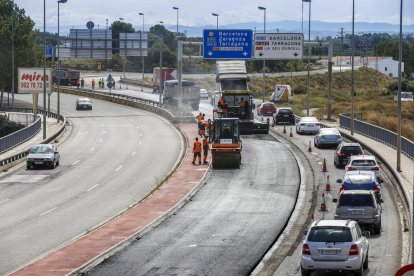 Los trabajos de asfaltado en la LL-11 generaron algunas colas al restringir los carriles de circulación.