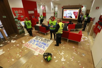 Els activistes van okupar l’oficina per demanar celeritat i solucionar tres casos d’habitatge.