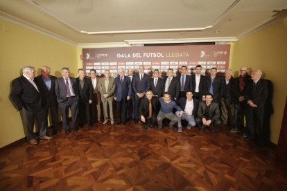 Foto de grup dels exjugadors de Primera divisió que van assistir ahir a la Gala del Futbol Lleidatà, que va presidir Andreu Subies.