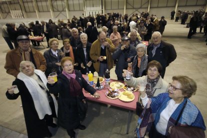 Participants en la torronada de la gent gran de Lleida van brindar ahir als Camps Elisis per donar la benvinguda a les festes.