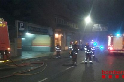 Els Bombers treballant en l'incendi al pàrquing de Magí Morera.