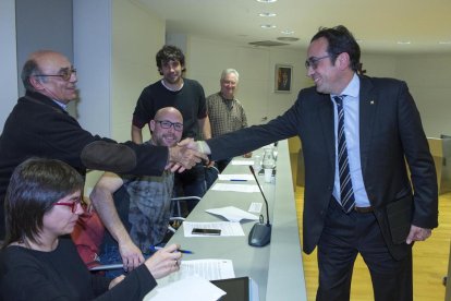 El conseller se presentó de forma inesperada en la reunión de alcaldes para abordar la traída de agua.