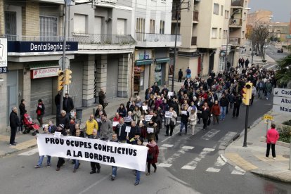 La mobilització dels veïns ahir al seu pas per l’avinguda Artesa al barri de la Bordeta.