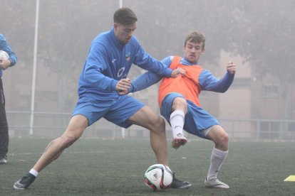 Toño Vázquez, junto a un jugador del filial durante la sesión de entrenamiento de ayer.