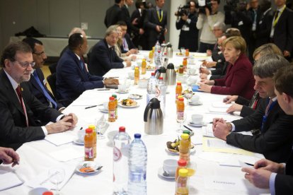 Rajoy frente a Merkel, entre otros, en la reunión de ayer en Bruselas.