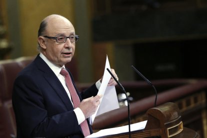 El ministro de Hacienda, Cristóbal Montoro, defendió ayer el paquete económico en el Congreso.