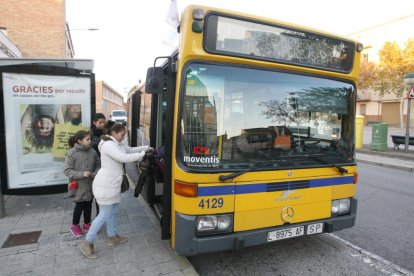 Un autobús de línia urbà de Lleida, en una parada a Magraners.