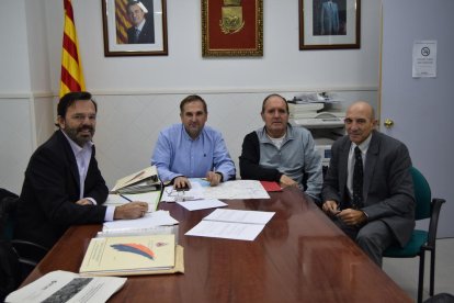 El alcalde de Bovera, Òscar Acero, en el centro con camisa azul.