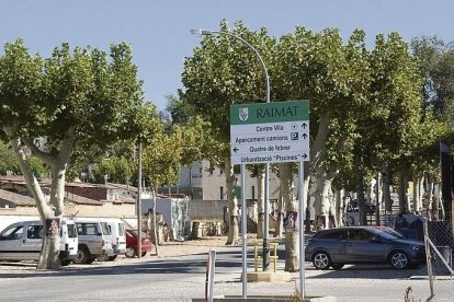 L'entrada al pobla de Raimat.