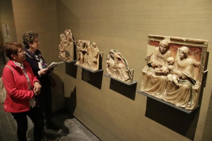 Visitants l’any passat al Museu de Lleida davant de quatre fragments de retaule d’alabastre de Sixena.