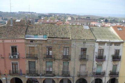 Fachadas de los dos edificios, junto a la casa consistorial.