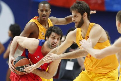 Milos Teodosic intenta superar la defensa barcelonista.