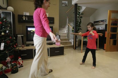 Laura da sus primeros pasos, a los 10 años, en su casa de Térmens junto a su madre.