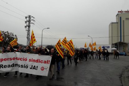 Protesta dels sindicalistes davant de la seu de Vall Companys al polígon industrial El Segre.