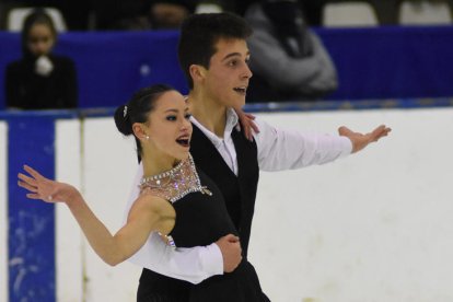 El aranés Tòn Cónsul y la canadiense Alexanne Bouilon, a la izquierda, y Javier Fernández, a la derecha, durante el entrenamiento de ayer en el Palai de Gèu.