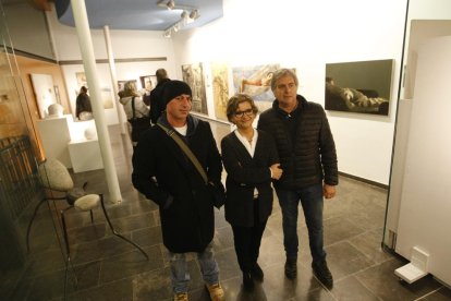 Gregorio Iglesias, Mercè Humedas i Joan Manel Pajares, tres dels artistes de la mostra col·lectiva.