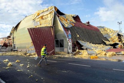 Una ventada arrenca la coberta de poliesportiu de Cervera