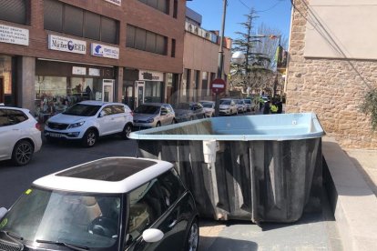 El fort vent fa caure una piscina d'un terrat a les Borges Blanques