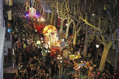 Los Reyes Magos llegaron a la capital del Segrià en tren e hicieron un desfile hasta el ayuntamiento.