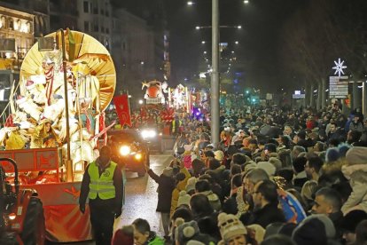 Els Reis Mags van arribar a la capital del Segrià amb tren i van fer una desfilada fins a l'ajuntament.