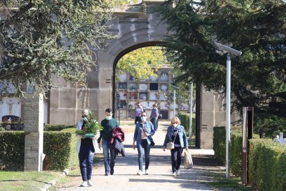 Pocas aglomeraciones y controles en los accesos del cementerio de Lleida