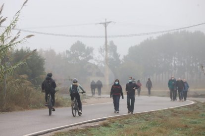 Malgrat la boira matutina que es va aixecar amb el pas de les hores, diumenge hi va haver centenars de persones que van acudir a la canalització del riu, el parc de la Mitjana o l'Horta per fer caminades, rutes amb bicicleta o a córrer.